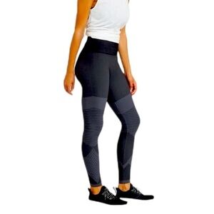 SPANX Seamless Moto Leggings in Very
Black Size XS